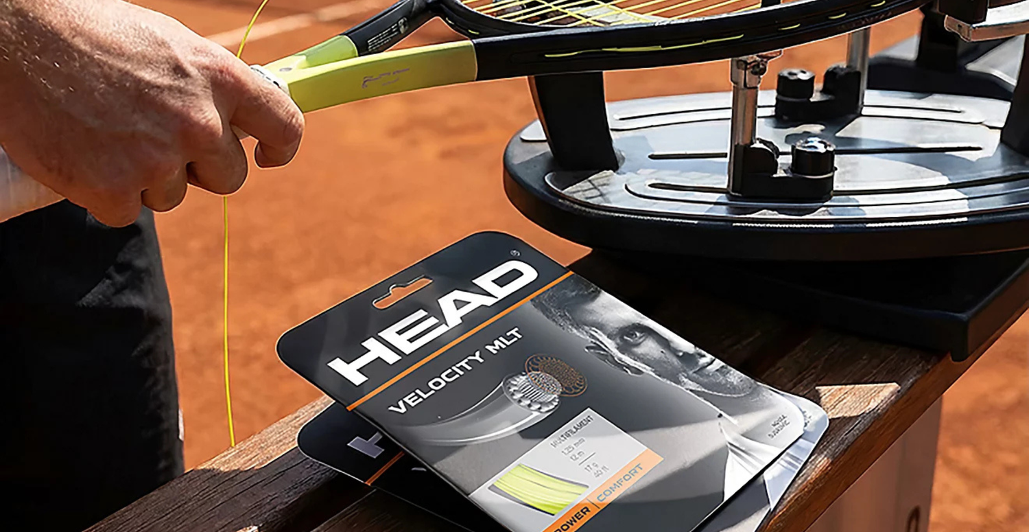 Corda da tennis Head Velocity MLT multifilamento montata su racchetta, dettaglio del piatto corde