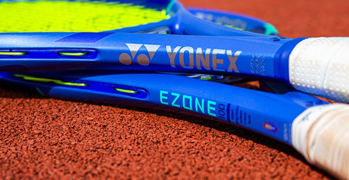 Racchetta da tennis Yonex Ezone 100 vista frontale su sfondo neutro